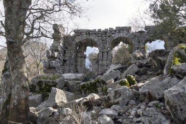 Termessos, Toros Dağları'ndaki Solymos Dağı'nın güneybatı tarafında 1000 metreden daha yüksek bir yükseklikte inşa edilmiş bir Pisidian şehridir .).