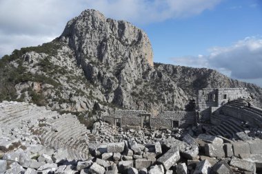 Termessos, Toros Dağları'ndaki Solymos Dağı'nın güneybatı tarafında 1000 metreden daha yüksek bir yükseklikte inşa edilmiş bir Pisidian şehridir .).