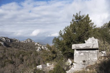Termessos, Toros Dağları'ndaki Solymos Dağı'nın güneybatı tarafında 1000 metreden daha yüksek bir yükseklikte inşa edilmiş bir Pisidian şehridir .).