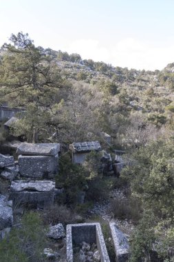 Termessos, Toros Dağları'ndaki Solymos Dağı'nın güneybatı tarafında 1000 metreden daha yüksek bir yükseklikte inşa edilmiş bir Pisidian şehridir .).