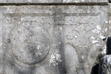 Termessos, Toros Dağları'ndaki Solymos Dağı'nın güneybatı tarafında 1000 metreden daha yüksek bir yükseklikte inşa edilmiş bir Pisidian şehridir .).