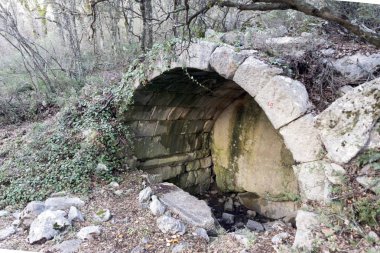 Termessos, Toros Dağları'ndaki Solymos Dağı'nın güneybatı tarafında 1000 metreden daha yüksek bir yükseklikte inşa edilmiş bir Pisidian şehridir .).