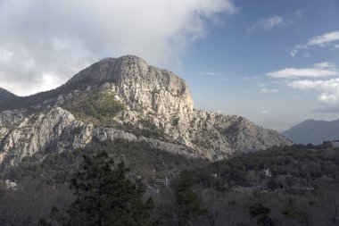 Termessos, Toros Dağları'ndaki Solymos Dağı'nın güneybatı tarafında 1000 metreden daha yüksek bir yükseklikte inşa edilmiş bir Pisidian şehridir .)