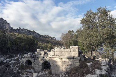 Termessos, Toros Dağları'ndaki Solymos Dağı'nın güneybatı tarafında 1000 metreden daha yüksek bir yükseklikte inşa edilmiş bir Pisidian şehridir .)