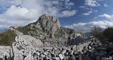 Termessos, Toros Dağları'ndaki Solymos Dağı'nın güneybatı tarafında 1000 metreden daha yüksek bir yükseklikte inşa edilmiş bir Pisidian şehridir .)