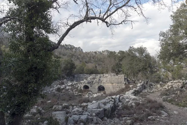Termessos, Toros Dağları'ndaki Solymos Dağı'nın güneybatı tarafında 1000 metreden daha yüksek bir yükseklikte inşa edilmiş bir Pisidian şehridir .)