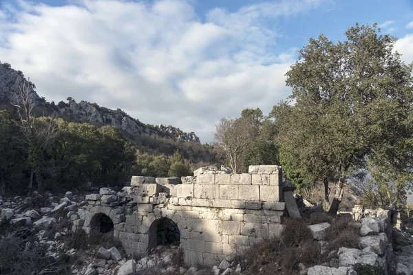 Termessos, Toros Dağları'ndaki Solymos Dağı'nın güneybatı tarafında 1000 metreden daha yüksek bir yükseklikte inşa edilmiş bir Pisidian şehridir .)