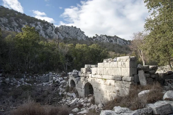 Termessos, Toros Dağları'ndaki Solymos Dağı'nın güneybatı tarafında 1000 metreden daha yüksek bir yükseklikte inşa edilmiş bir Pisidian şehridir .)
