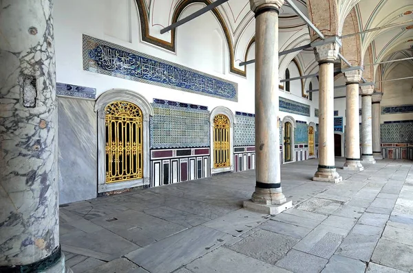 16 Mart 2010 İstanbul Türkiye.Topkapı Sarayı'nın Dış Cephesi.