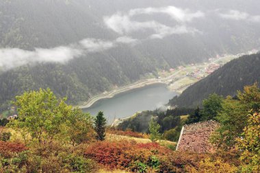 Bölge en doğal güzelliği ile ünlüdür. Yüksek yükselen dağlar arasında bir vadide bulunan, göl ve köy ilk ulaşılmaz görünür. 