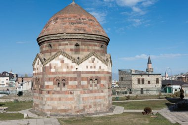 Saltukids veya Saltuqids üç mezar veya Emir Saltuk Türbesi, Erzurum'da bir hanedanı netti.