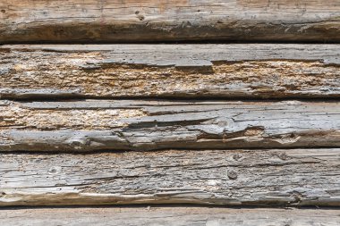 Duvarda ahşap zemin yapılmış