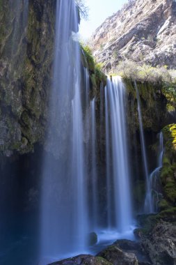 Ermenek Nehri üzerindeki Yerkopru Şelalesi ve Kanyon, Türkiye'nin Doğu Akdeniz bölgesinde Mersin ilimut adlı küçük bir kasabada yer almaktadır..