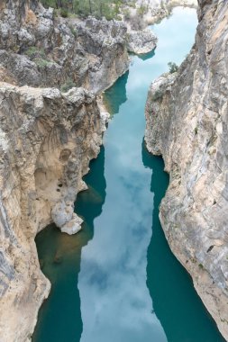 Ermenek Nehri üzerindeki Yerkopru Şelalesi ve Kanyon, Türkiye'nin Doğu Akdeniz bölgesinde Mersin ilimut adlı küçük bir kasabada yer almaktadır..