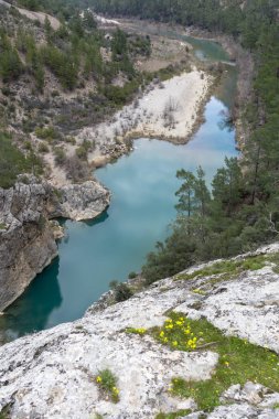Ermenek Nehri üzerindeki Yerkopru Şelalesi ve Kanyon, Türkiye'nin Doğu Akdeniz bölgesinde Mersin ilimut adlı küçük bir kasabada yer almaktadır..