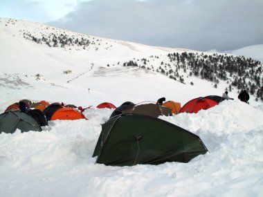 Trabzon ili Maçka ilçesinde Zigana Dağı'nda kar kampı.