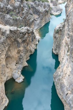 Ermenek Nehri üzerindeki Yerkopru Şelalesi ve Kanyon, Türkiye'nin Doğu Akdeniz bölgesinde Mersin ilimut adlı küçük bir kasabada yer almaktadır..