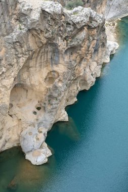 Ermenek Nehri üzerindeki Yerkopru Şelalesi ve Kanyon, Türkiye'nin Doğu Akdeniz bölgesinde Mersin ilimut adlı küçük bir kasabada yer almaktadır..