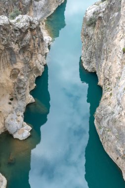 Ermenek Nehri üzerindeki Yerkopru Şelalesi ve Kanyon, Türkiye'nin Doğu Akdeniz bölgesinde Mersin ilimut adlı küçük bir kasabada yer almaktadır..
