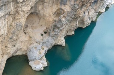 Ermenek Nehri üzerindeki Yerkopru Şelalesi ve Kanyon, Türkiye'nin Doğu Akdeniz bölgesinde Mersin ilimut adlı küçük bir kasabada yer almaktadır..