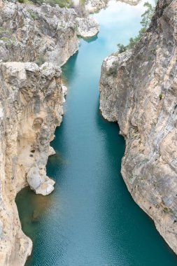 Ermenek Nehri üzerindeki Yerkopru Şelalesi ve Kanyon, Türkiye'nin Doğu Akdeniz bölgesinde Mersin ilimut adlı küçük bir kasabada yer almaktadır..