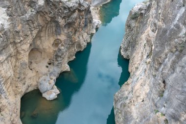 Ermenek Nehri üzerindeki Yerkopru Şelalesi ve Kanyon, Türkiye'nin Doğu Akdeniz bölgesinde Mersin ilimut adlı küçük bir kasabada yer almaktadır..