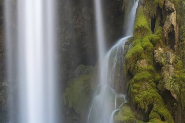 Ermenek Nehri üzerindeki Yerkopru Şelalesi ve Kanyon, Türkiye'nin Doğu Akdeniz bölgesinde Mersin ilimut adlı küçük bir kasabada yer almaktadır..