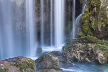 Ermenek Nehri üzerindeki Yerkopru Şelalesi ve Kanyon, Türkiye'nin Doğu Akdeniz bölgesinde Mersin ilimut adlı küçük bir kasabada yer almaktadır..