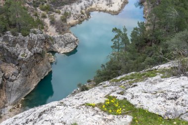 Ermenek Nehri üzerindeki Yerkopru Şelalesi ve Kanyon, Türkiye'nin Doğu Akdeniz bölgesinde Mersin ilimut adlı küçük bir kasabada yer almaktadır..