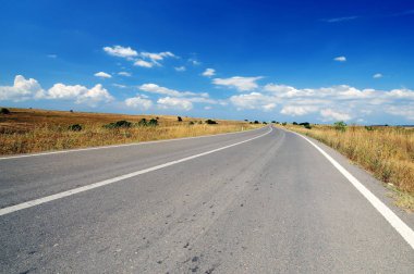 Beyaz çizgili asfalt yol