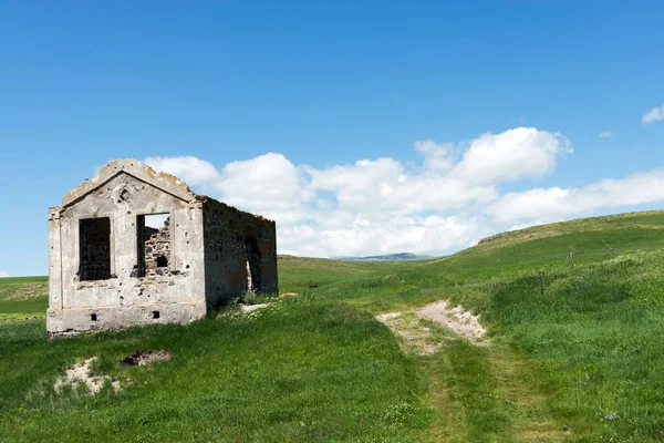 Una Casa Abbandonata Nella Natura Malvagia — Foto Stock