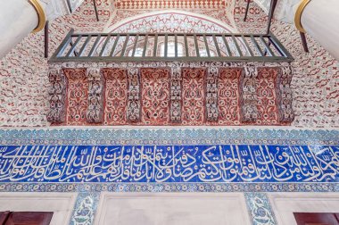 Kur'an-ı Kerim'den Arapça bazı ayetler ile Eski Osmanlı desenli çini kompozisyon