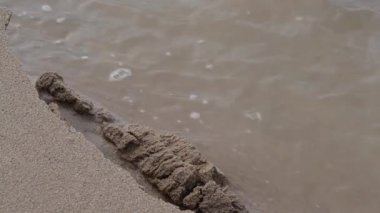 Zaman geçirmek için kumlu bir sahil.