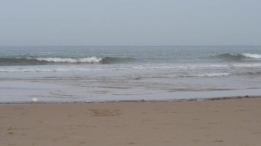 Zaman geçirmek için kumlu bir sahil.