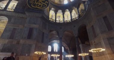 Ayasofya Sofya, eski Yunan Ortodoks Hıristiyan ataerkil katedrali, daha sonra Osmanlı İmparatorluk Camisi, şimdi de İstanbul 'da bir müze..