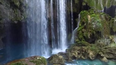 Türkiye 'nin güneyindeki Mut ilçesindeki Yerkopru Şelalesi' nde dünyanın dört bir yanından gelen turistler için görsel bir ikram sunuluyor.