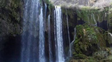 Türkiye 'nin güneyindeki Mut ilçesindeki Yerkpr Şelalesi' nde dünyanın dört bir yanından gelen turistler için görsel bir ikram sunuluyor.