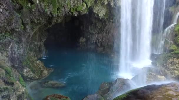 トルコ南部のムット地区にあるイェルクプル滝は 世界中からの観光客のための視覚的な治療を提供しています — ストック動画