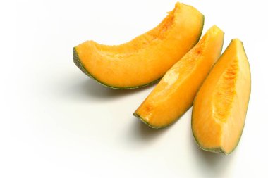 Beyaz arkaplanda kavun dilimleri