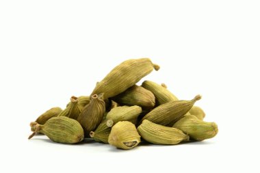 Beyaz zemin üzerine yeşil kakule baharat