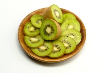 Beyaz Arkaplanda Dilimlenmiş Kivi Meyveleri