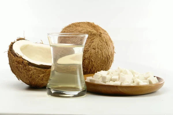 Färsk kokos med saft — Stockfoto