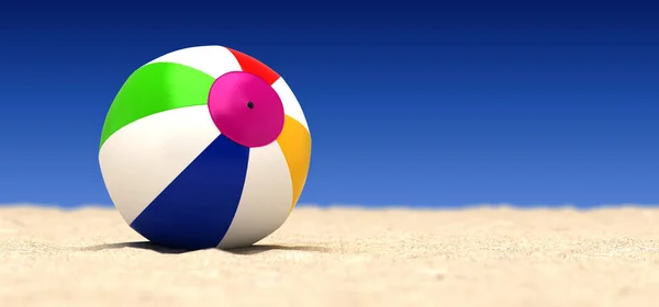 Пляжный мяч на пляже — стоковое фото