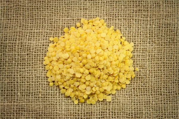 麻布背景上的黄豆 — 图库照片