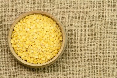 Sarı mercimek, çuval bezinde ahşap bardak