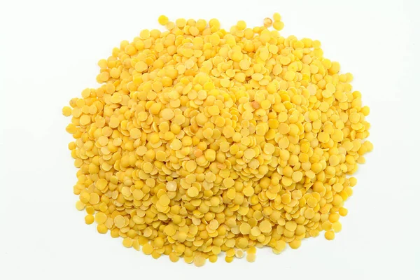 Lentilhas Amarelas Sobre Fundo Branco — Fotografia de Stock