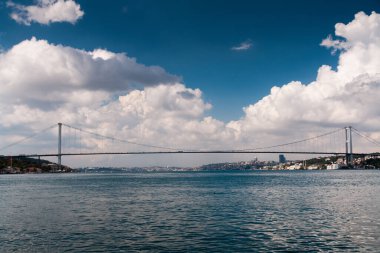 İstanbul sahnesi ve gündüz vakti Boğaz Köprüsü