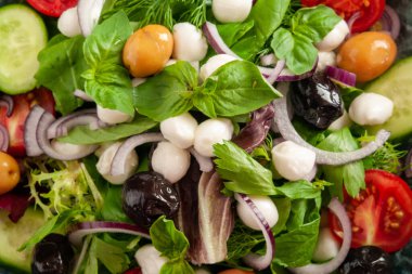 Sağlıklı mozzarella salatası.