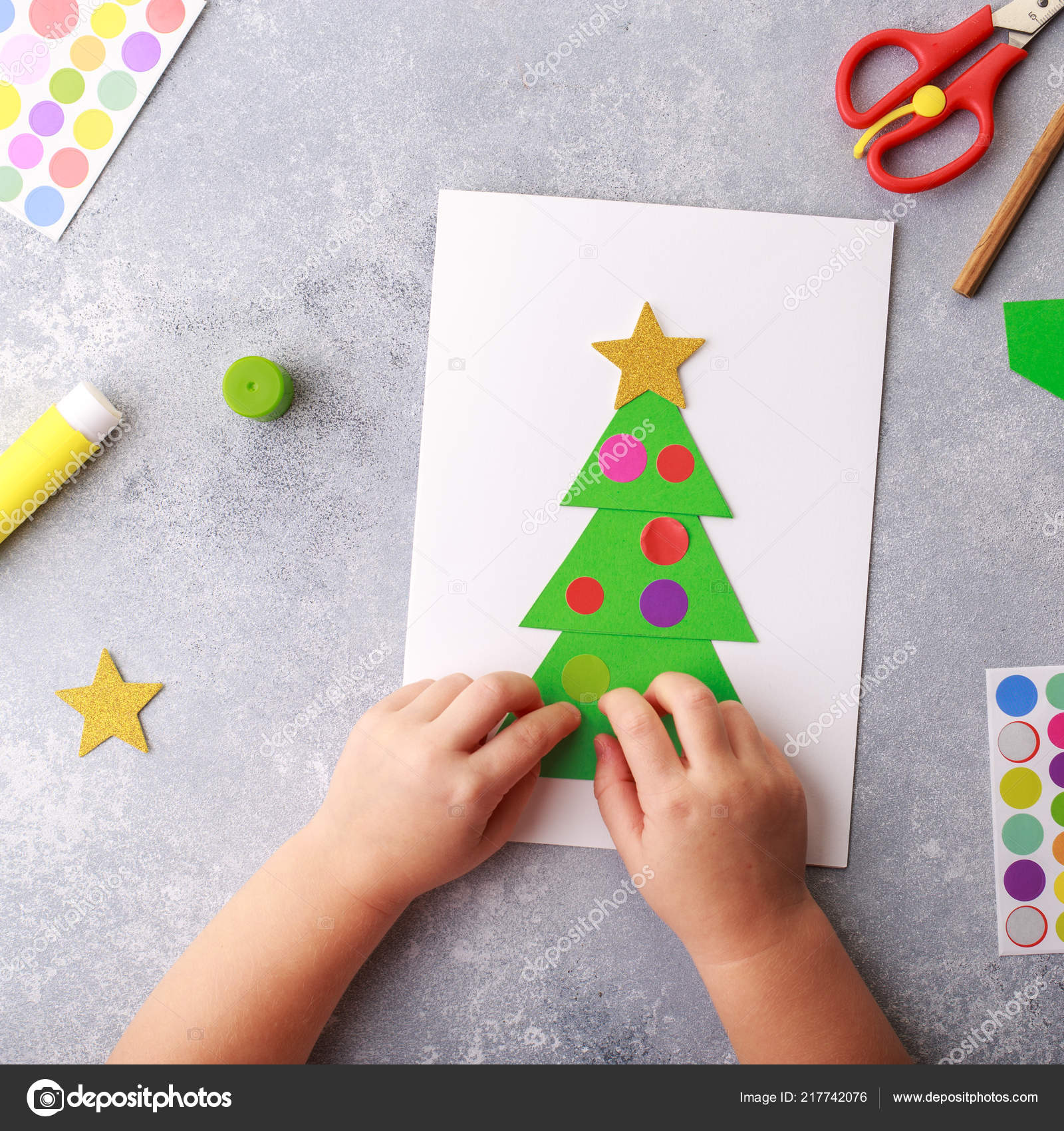 Criança Faz Uma Colagem Papel Natal Cartão Saudação Feito Com fotos,  imagens de © angel-888 #217742076