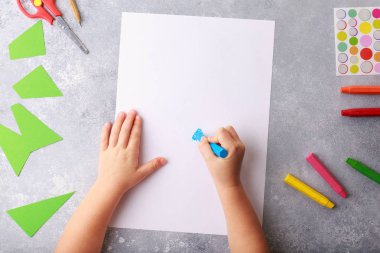 Çocuk boş alanı renkli gri arka plan üstten görünüm karakalem çizer